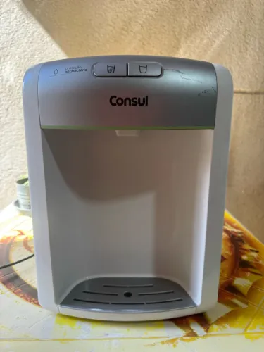 Purificador consul funcionando perfeitamente com pequeno defeito vazando em baixo