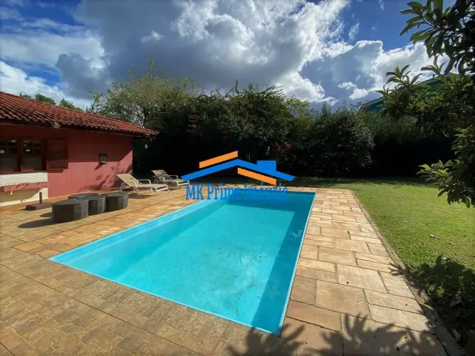 Chác Vale do Rio Cotia - TÉRREA, 3 suítes, lote plano, piscina e gourmet!
