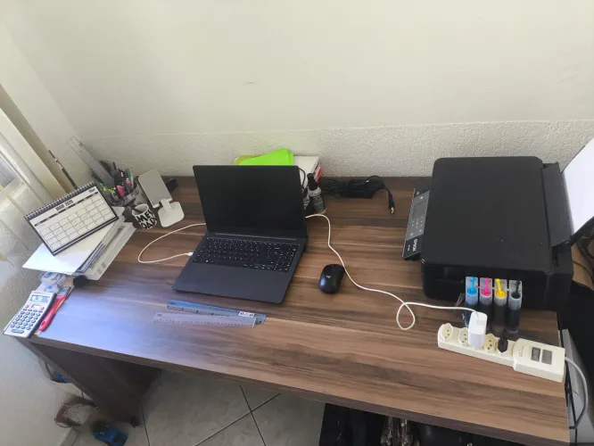 Mesa de escritório em MDF 150 x 75 com rodinhas!!!