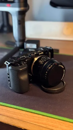 Kit Sony ZV-E10 + 2 Lentes + Estabilizador Zhiyun + Cage Smallrig + Acessórios
