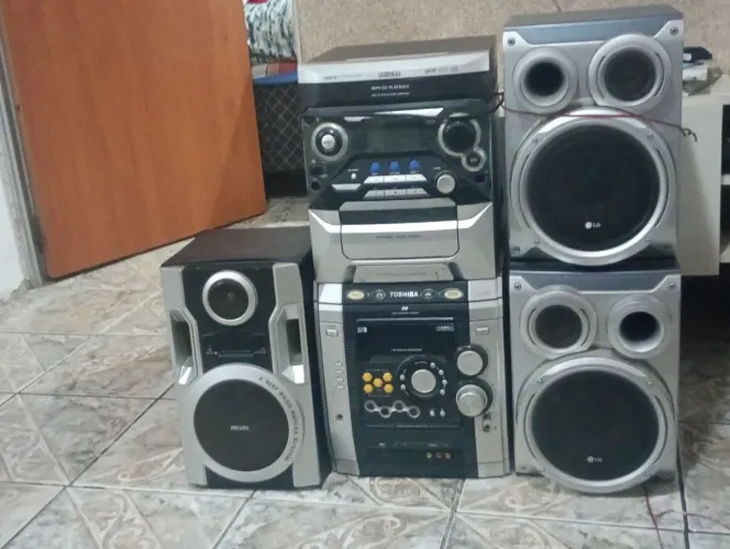 Venda de radioantigo Philips e toshiba com as caixas de som com defeito mas funciona