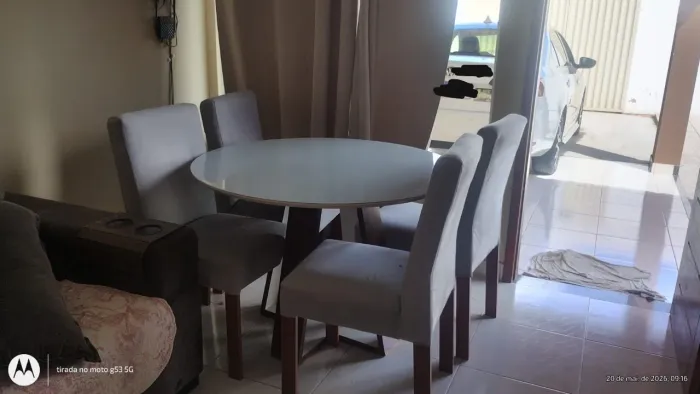 Mesa e cadeiras
