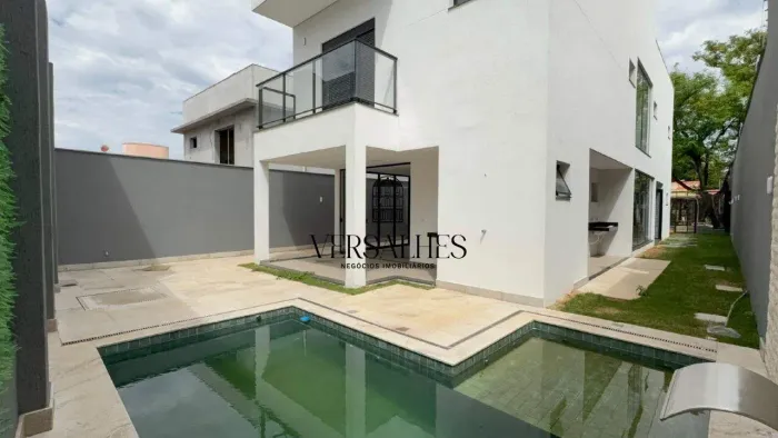 Casa à venda com 04 quartos (03 suítes), 06 banheiros, 02 vagas de garagem com 266m² - Bai