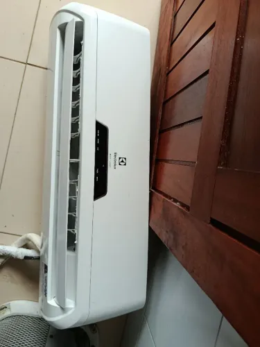 Vendo ar condicionado Eletrolux 12000 BTUs em perfeito estado de funcionamento 
