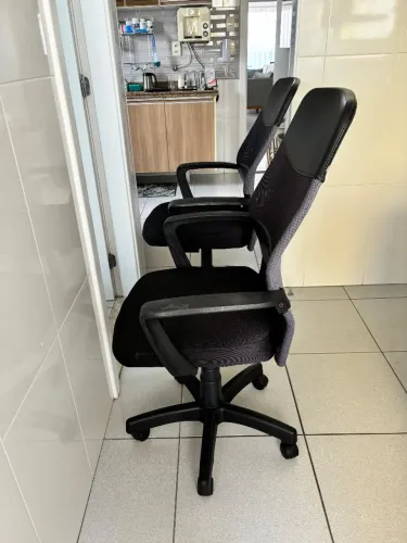 Duas cadeiras executivas- podem ser vendidas separadamente
