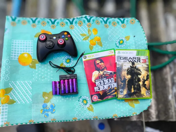 Controle Xbox 360 original, 2 jogos mídia física e 6 pilhas recarregáveis