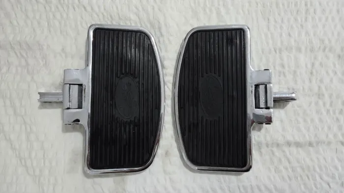Par de plataforma pedaleira traseiras Compatível c/ modelos Harley-Davidson Softail 