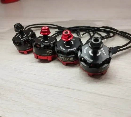 4x Motores Brushless Emax RS2205 2300Kv
