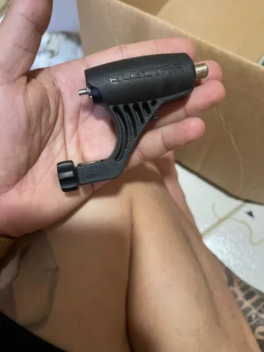 Maquina de tatto, Fonte e acessórios