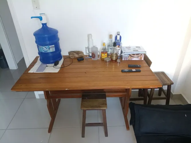 Mesa em madeira com 6 panqueca