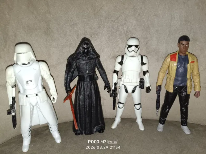 Bonecos Star Wars 15 CM - Stormtrooper, Snowtrooper, Kylo Ren e Finn - + Brinde!