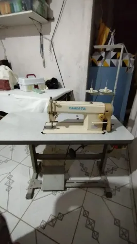 Máquina de costura reta industrial, única dona, bem conservada, no precinho.