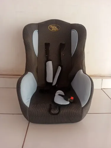 Cadeirinha de bebê para carro Baby style semi nova