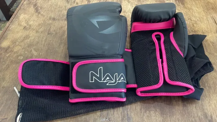 Kit Luva de Boxe / Muay Thai Naja Preto e Rosa + Bandagem + Sacola de Transporte