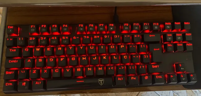 Teclado Mecânico Gamer T-Dagger Bora com vários efeitos de RGB