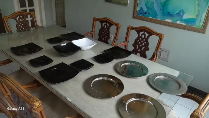 Vendo um lindo jogo pratos com suplat. 