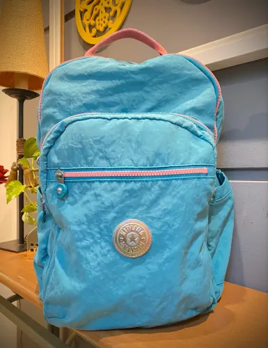 Mochila Kipling Seoul Original ?Linda, na cor azul com detalhes rosa e em perfeito estado!