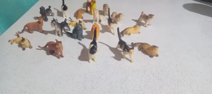 miniaturas de gatos e cães, são acessórios para canetas e lápis.  