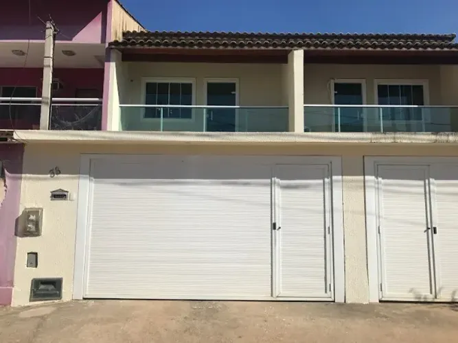 Casa duplex no Jardim Vitória com 3 quartos sendo uma suíte, garagem 02 carros.