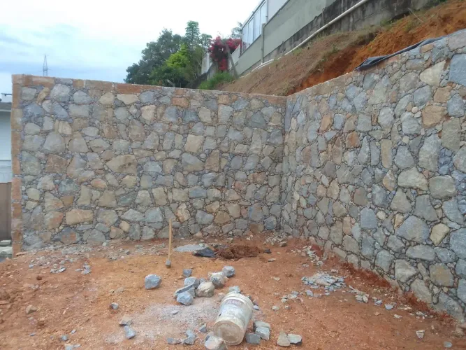 Muro de pedra e contenção 