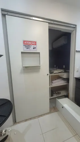 Porta divisoria com trilho e armação e suporte de janela - MDF