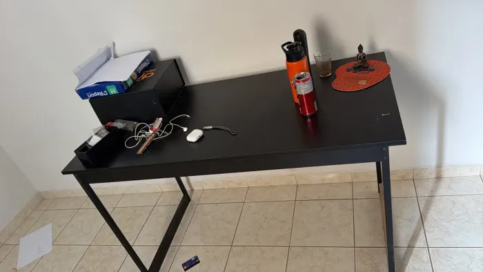 Mesa de escritório sem detalhes