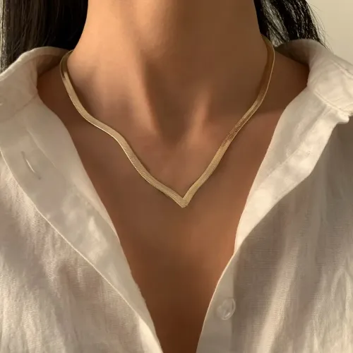 COLAR FOLHEADO DOURADO EM FORMA DE V