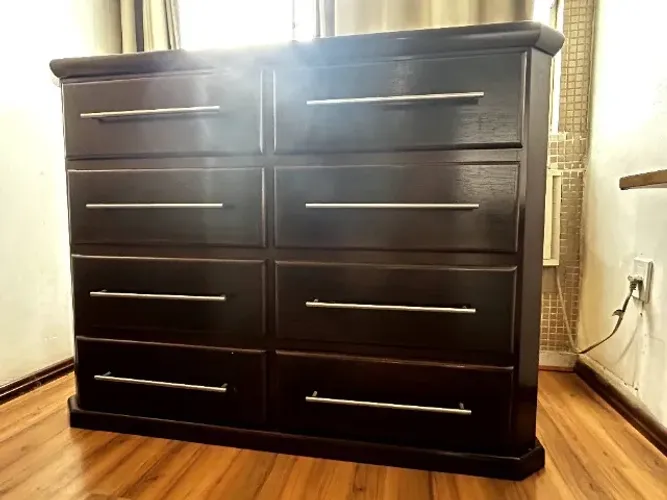 Cômoda com 8 gavetas