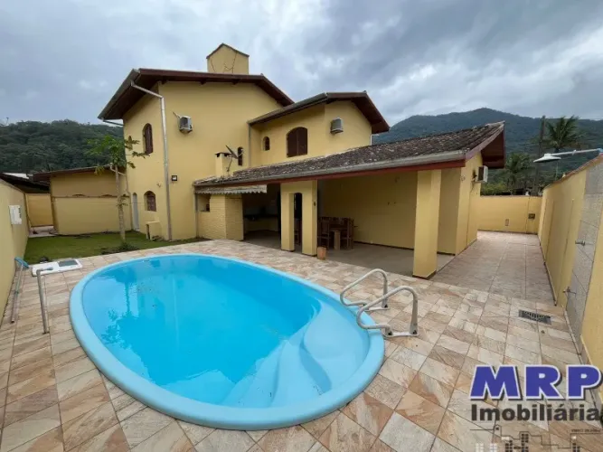 Casa à venda em Ubatuba no bairro da Lagoinha com Piscina. Aceita financiamento !