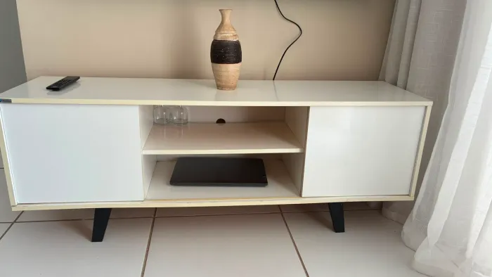 Rack para sala com duas portas de correr