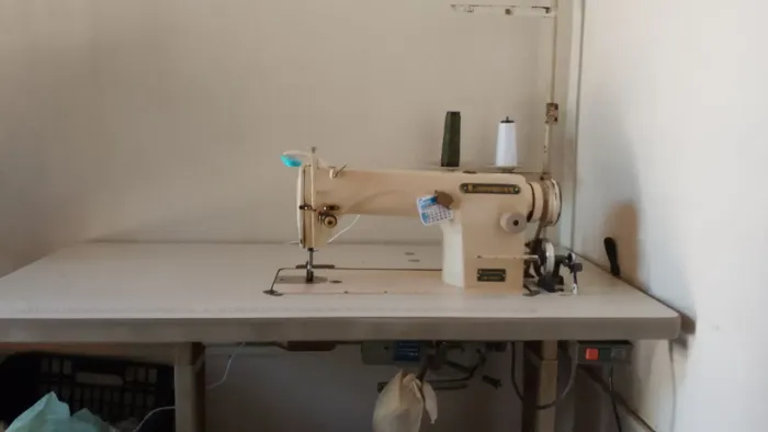 Vendo máquina de costura reta lanmax
