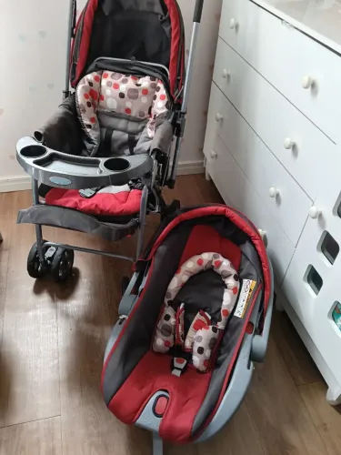 Kit Carrinho de Bebê + Bebê Conforto Cosco (Vermelho e Cinza) - Perfeito Estado!