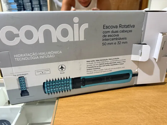 Escova rotativa Conair hidratação hialurônico