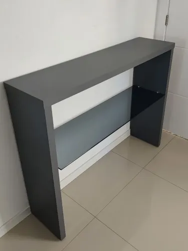 Aparador cinza com prateleira de vidro