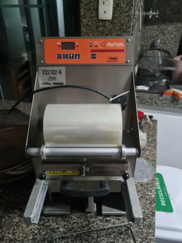 seladora de bandejas semiautomática TSS102-R da Aviva Embalagens