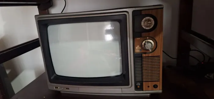 Televisão analógica antiga da marca Sanyo