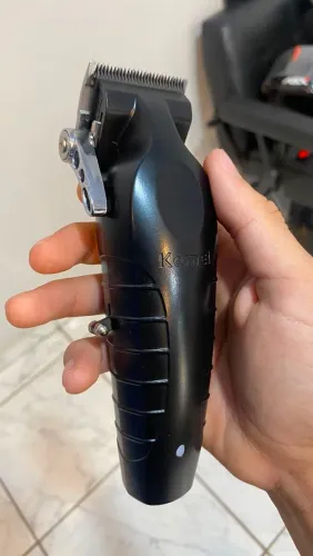 Máquina de Cortar Cabelo Kemei KM-2296 Sem Fio com 8 Pentes e Lâminas de Aço lnoxidável