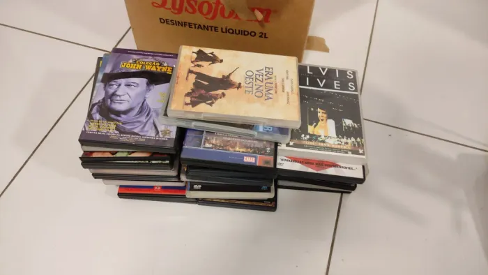 Caixa com mais de 30 dvd e dois aparelhos com defeito.