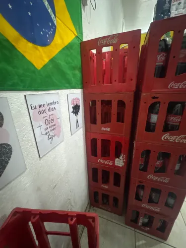 Caixas vazias de coca cola retornáveis de1 litro