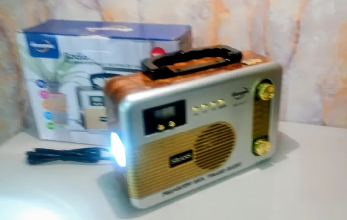 Rádio a bateria 4 em1 rádio pendrive relógio e lanterna