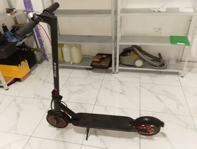 Patinete elétrico marca teesra motor 350w autonomia da bateria 25km 7.8a 32kmh