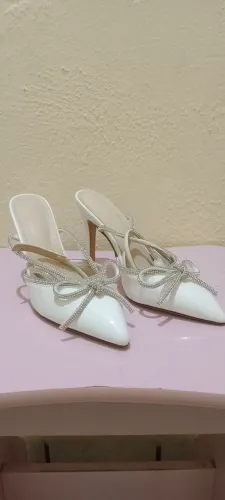 Scarpin Mule Branco com Laço de Strass - Elegante e Delicado