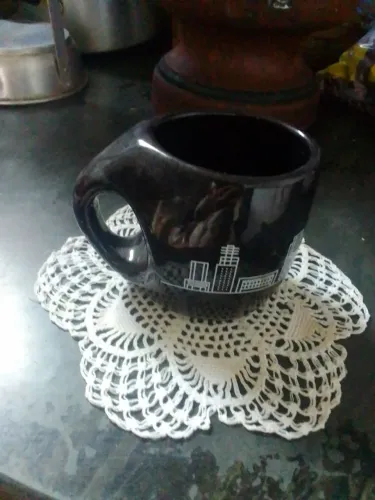 Caneca preta estampa cidade