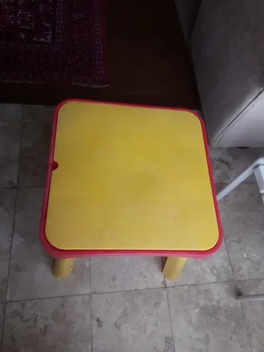 Mesa infantil guarda brinquedos e para pintura