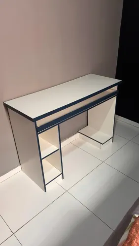 Mesa para quarto em ótimo estado