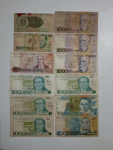 Dinheiro antigo conservado.