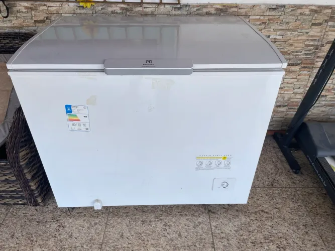 Vendo frezzer novo 2 meses de uso da marca Eletro
