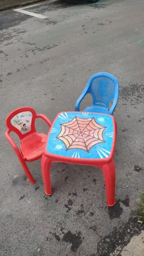 Vendo Mesinha com 2 Cadeirinha