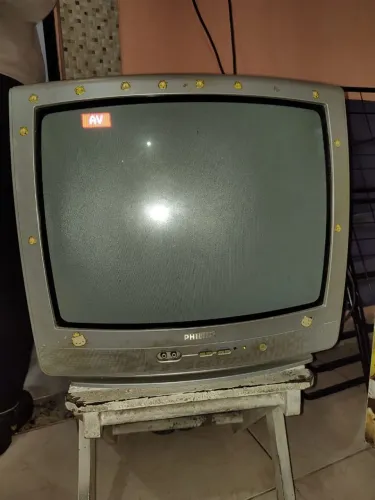 TV de tubo antiga com conversor digital 