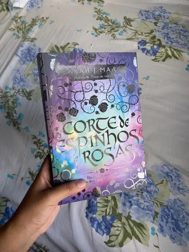 Livro Corte de espinhos Rosas